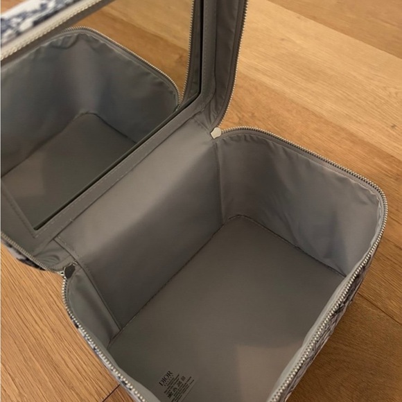 DIOR BEAUTY EXCLUSIVE AROUND THE WORLD MIRRORED VANITY CASE - Picture 3 of 3